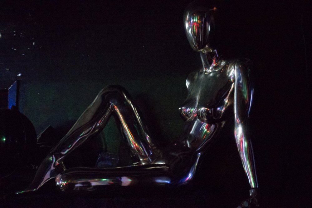 diAario el videro- The_Spectrum__silver_mannequin