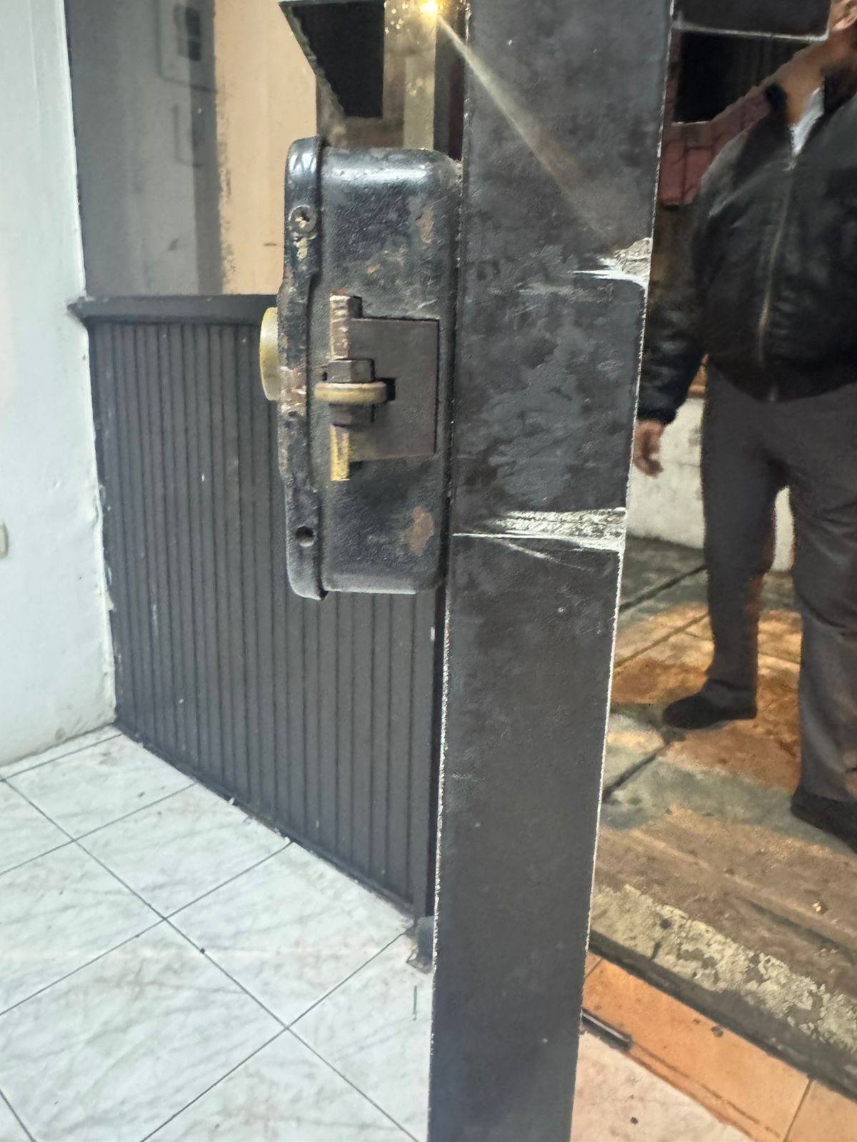 Daños en accesos de la sede de Silueta X en Guayaquil vinculados a robos denunciados por la organización